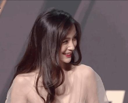 Angelababy亮相紅毯和宋仲基合影，網友：艷壓一眾韓國女明星 