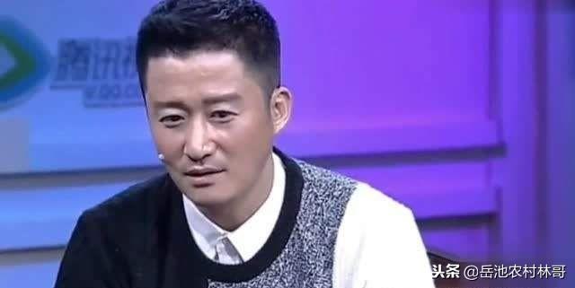 華哥給小鮮肉頒獎，他們卻不把天王當回事，單手接獎全程無視！實在太過份！吳京也看不下去這樣發飆！