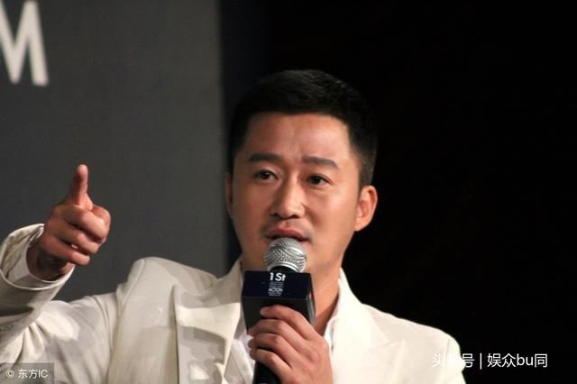 華哥給小鮮肉頒獎，他們卻不把天王當回事，單手接獎全程無視！實在太過份！吳京也看不下去這樣發飆！