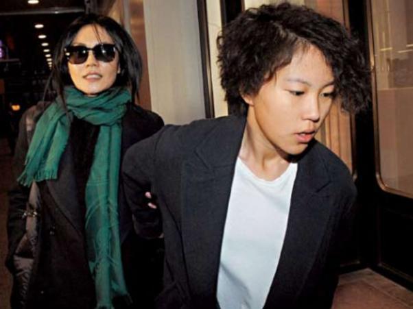 賈靜雯三個女兒和王菲兩個女兒對比，網友：這差距有點大啊！