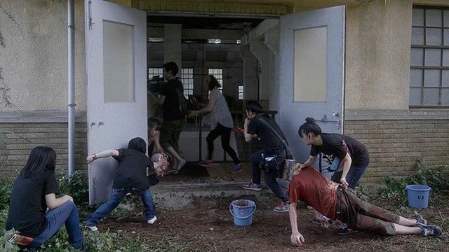 《攝像機不要停！》把喪屍片拍得很熱血