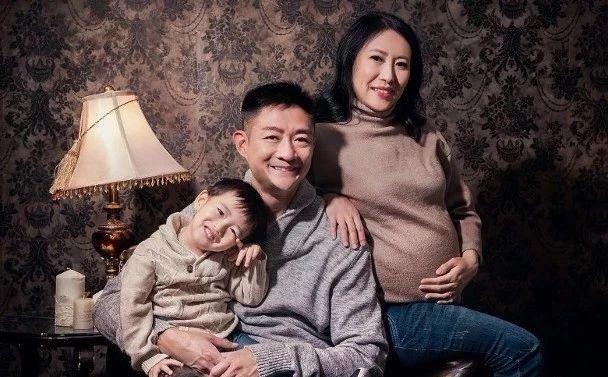 恭喜恭喜！ 43歲TVB女綠葉再榮陞人母，昨晚順產誕下7磅B仔 