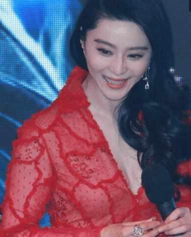 美感透視裝大秀事業線，小內內清晰可見，頂不住了