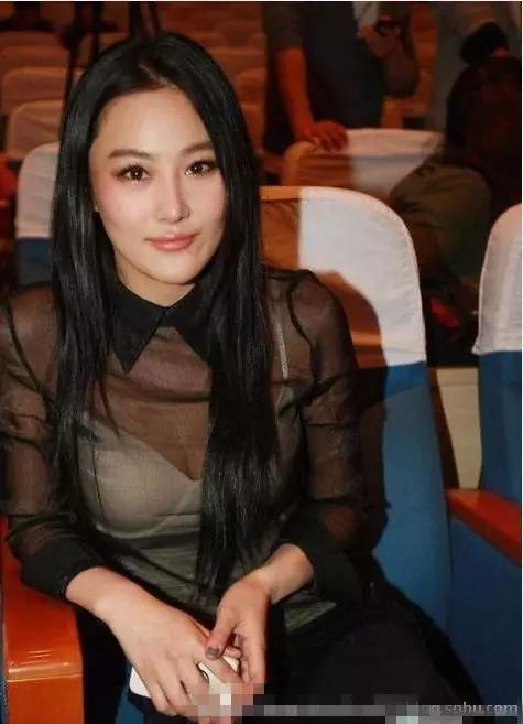 美感透視裝大秀事業線，小內內清晰可見，頂不住了
