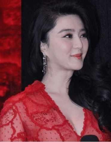 美感透視裝大秀事業線，小內內清晰可見，頂不住了