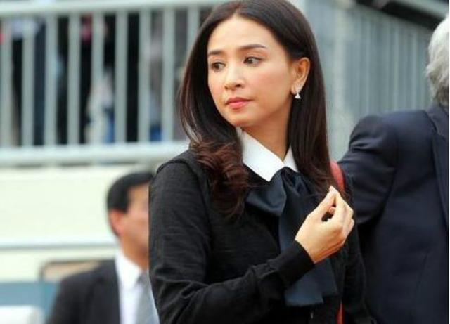 趙雅芝、溫碧霞都不算什麼，她才是真正的凍齡女神，和老公就像兩輩人！