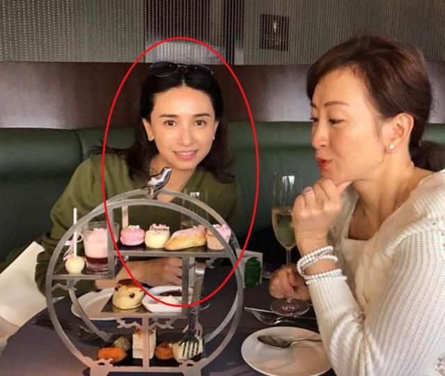 趙雅芝、溫碧霞都不算什麼，她才是真正的凍齡女神，和老公就像兩輩人！
