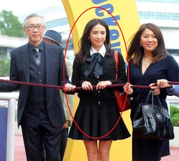 趙雅芝、溫碧霞都不算什麼，她才是真正的凍齡女神，和老公就像兩輩人！