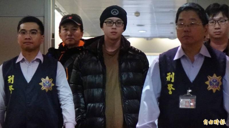 硬起來護妻兒！孫鵬心疼妻被K「一把摟懷裡送上車」　他站出來「親吐20字」霸氣捍衛家庭 