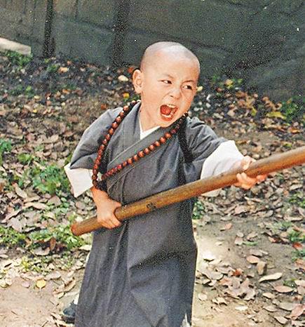 他來頭真不小，乾爹是江湖龍頭、父親是少林十八金剛，連王寶強也要稱呼他為前輩！