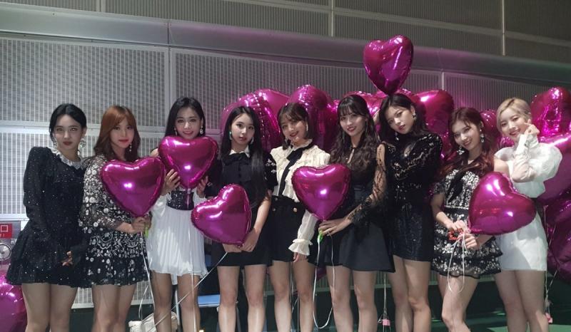 [TWICE][分享]181213 MAMA日本場後台合影公開和紅心氣球最配的就是九兔