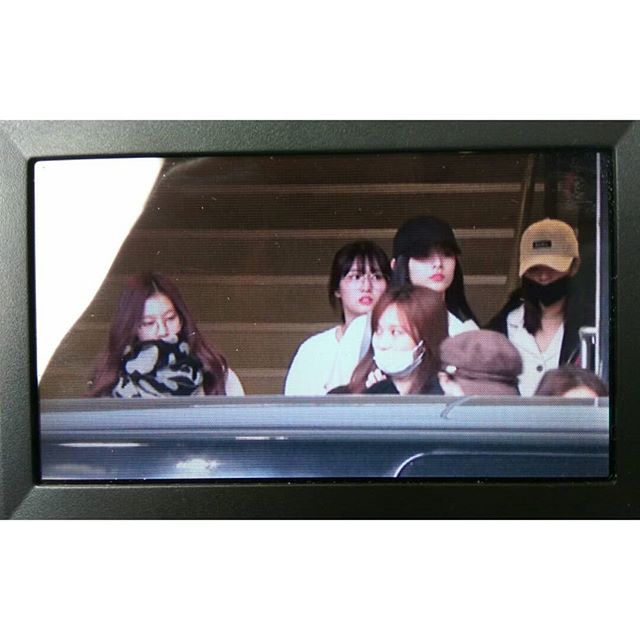 [TWICE][分享]181213 MAMA日本場後台合影公開和紅心氣球最配的就是九兔