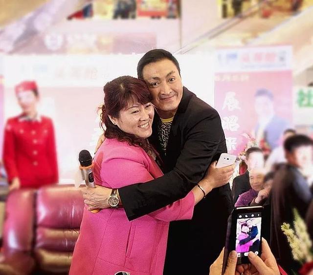 他為朋友出頭遭封殺，如今60歲成富豪未曾結婚；只為等老情人!