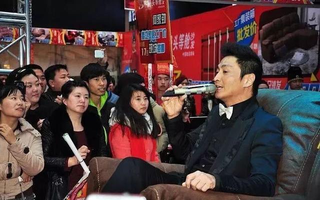 他為朋友出頭遭封殺，如今60歲成富豪未曾結婚；只為等老情人!