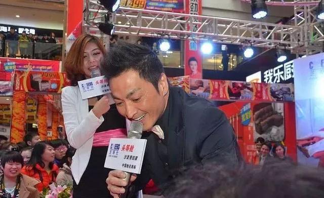 他為朋友出頭遭封殺，如今60歲成富豪未曾結婚；只為等老情人!