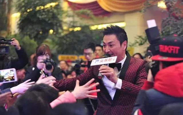 他為朋友出頭遭封殺，如今60歲成富豪未曾結婚；只為等老情人!