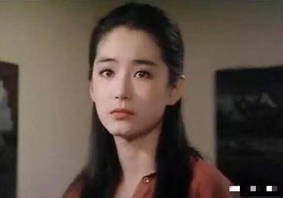  64歲林青霞快速衰老！和女兒逛街，身材嚴重發福，皮衣緊繃，如今連臉蛋也變得認不出了！怎麼越來越.......