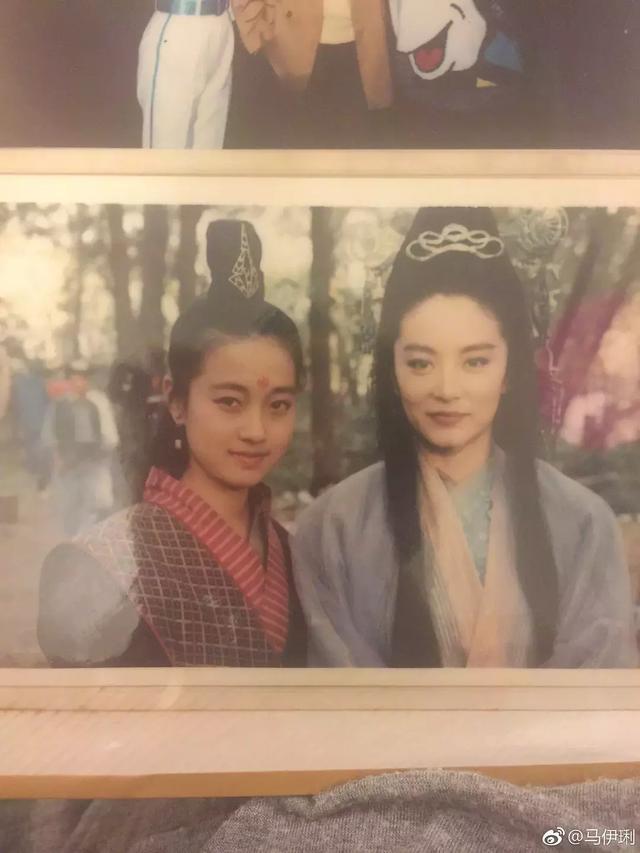  64歲林青霞快速衰老！和女兒逛街，身材嚴重發福，皮衣緊繃，如今連臉蛋也變得認不出了！怎麼越來越.......
