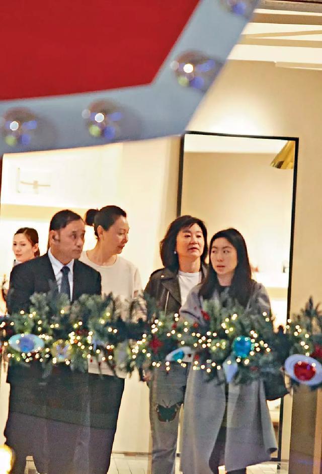  64歲林青霞快速衰老！和女兒逛街，身材嚴重發福，皮衣緊繃，如今連臉蛋也變得認不出了！怎麼越來越.......