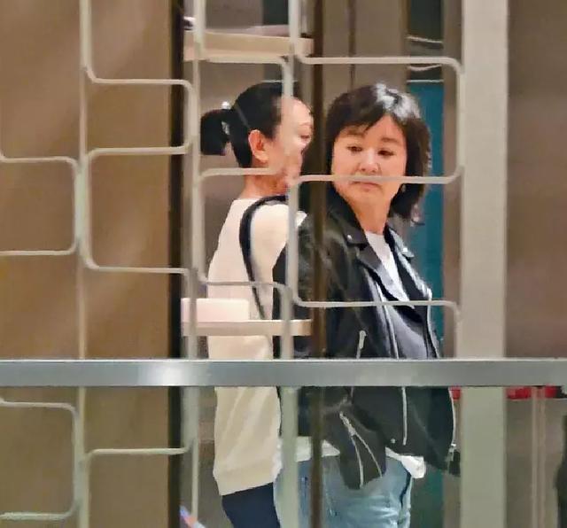  64歲林青霞快速衰老！和女兒逛街，身材嚴重發福，皮衣緊繃，如今連臉蛋也變得認不出了！怎麼越來越.......