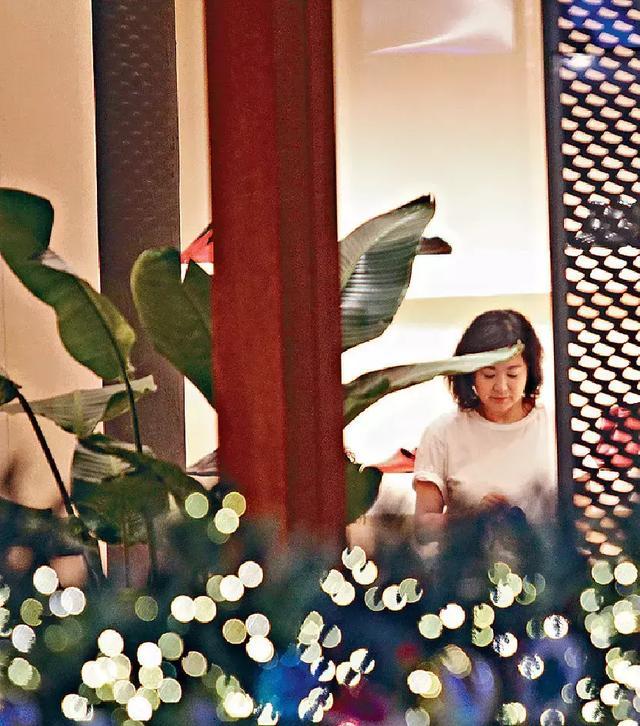  64歲林青霞快速衰老！和女兒逛街，身材嚴重發福，皮衣緊繃，如今連臉蛋也變得認不出了！怎麼越來越.......