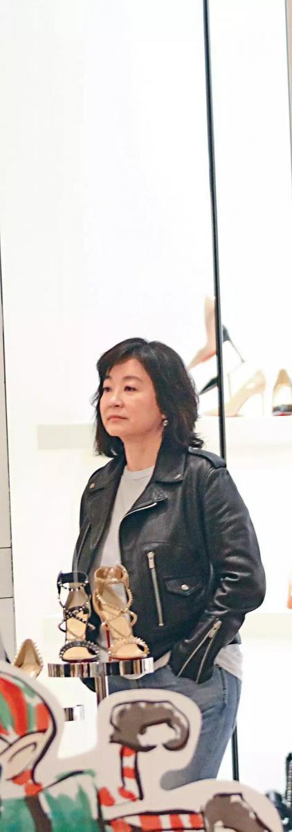  64歲林青霞快速衰老！和女兒逛街，身材嚴重發福，皮衣緊繃，如今連臉蛋也變得認不出了！怎麼越來越.......