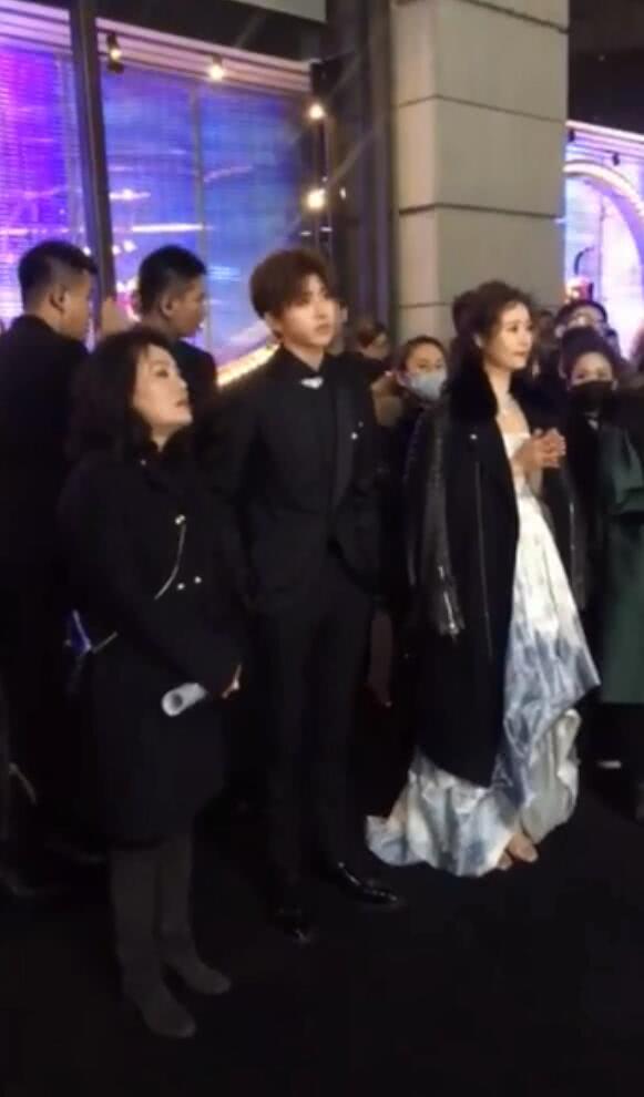 林心如穿抹胸裙出席外場活動，為保持儀態拒穿外套凍到不停搓手 