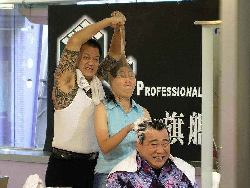還記得如花嗎？15年前靠「絲襪套頭」紅遍全台　人氣退燒後「拚命接活動」只因媽媽一句話 