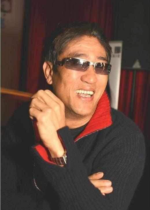 當之無愧的「大哥」，去世時200多位明星送別，劉德華替他養妻兒！