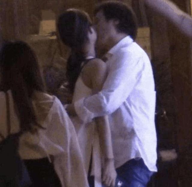 劉亦菲在街頭爛醉如泥，乾爹陳金飛在大街強吻，網友：噁心 