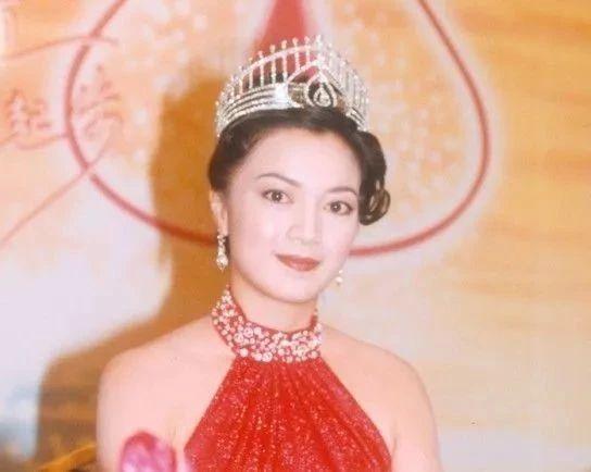 被指偽造收據涉款55萬！TVB前港姐官司纏身滿臉憔悴現身與女兒坐地鐵 