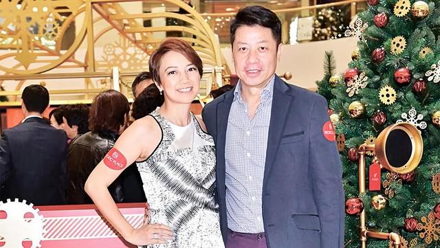 被指偽造收據涉款55萬！TVB前港姐官司纏身滿臉憔悴現身與女兒坐地鐵 
