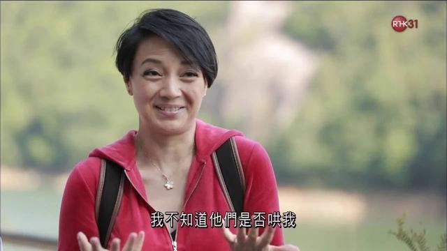 被指偽造收據涉款55萬！TVB前港姐官司纏身滿臉憔悴現身與女兒坐地鐵 