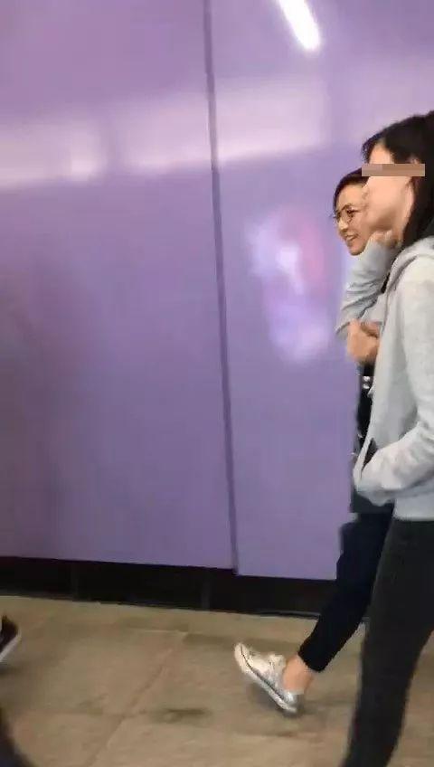 被指偽造收據涉款55萬！TVB前港姐官司纏身滿臉憔悴現身與女兒坐地鐵 