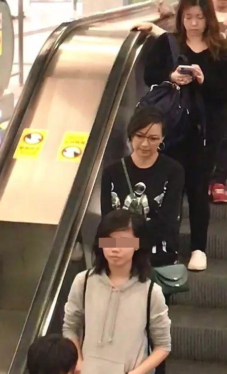 被指偽造收據涉款55萬！TVB前港姐官司纏身滿臉憔悴現身與女兒坐地鐵 