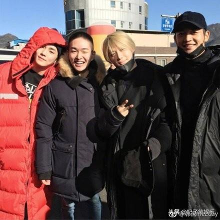 SHINee送行入伍溫流，「都要健康的好好的」，成員出來相送