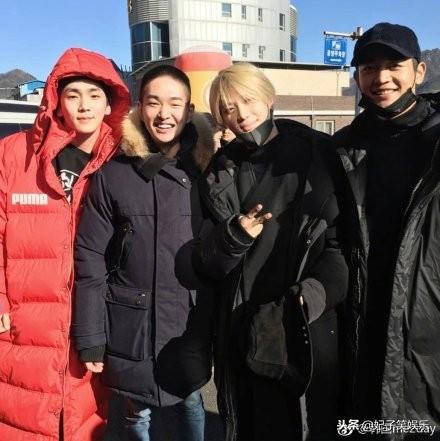 SHINee送行入伍溫流，「都要健康的好好的」，成員出來相送