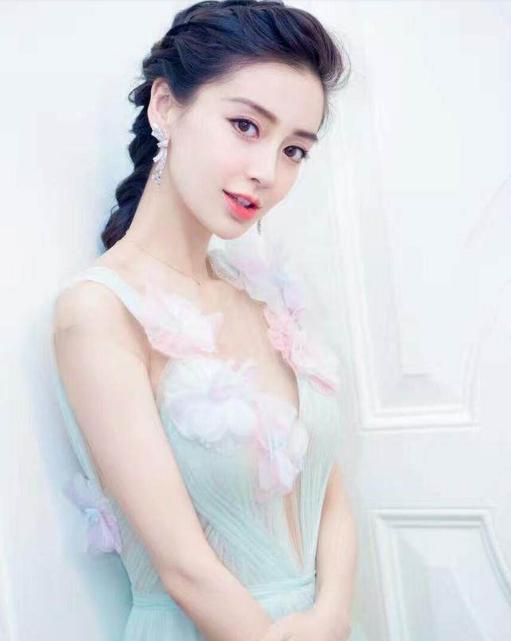 女星防曝光各出奇招，賈靜雯用水擋，趙麗穎用衣服，楊穎太另類！