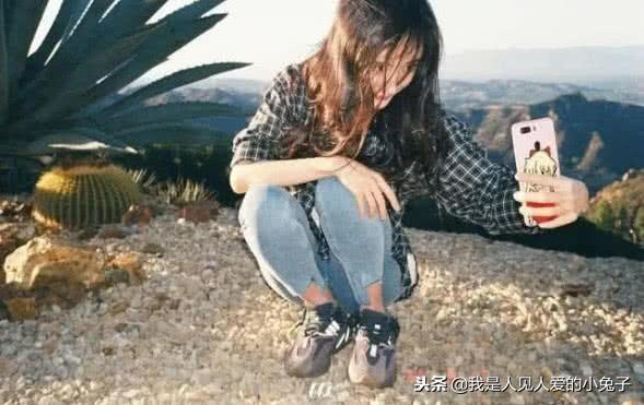 楊冪微博粉絲破億發自拍，工作人員也在拍，網友：差距有點大 