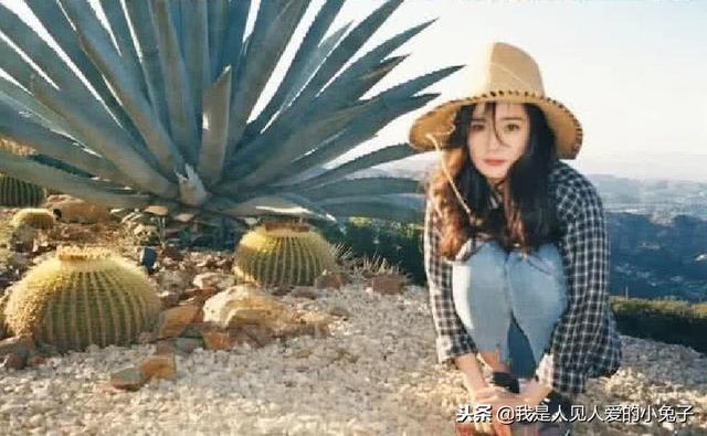 楊冪微博粉絲破億發自拍，工作人員也在拍，網友：差距有點大 