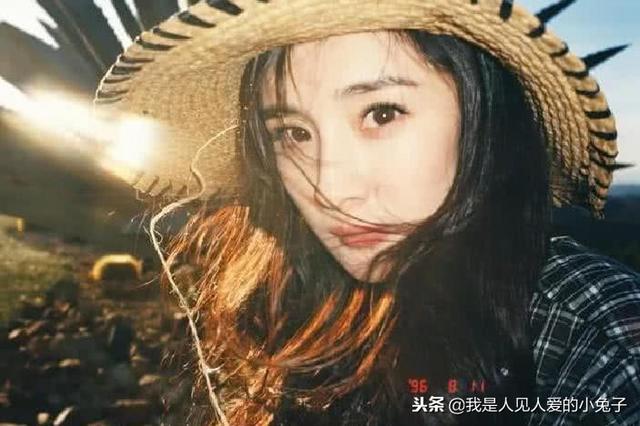 楊冪微博粉絲破億發自拍，工作人員也在拍，網友：差距有點大 