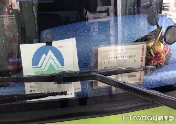 出殯車隊上國道，遊覽車司機突昏迷撞護欄命危。（圖／記者唐詠絮翻攝，以下同）