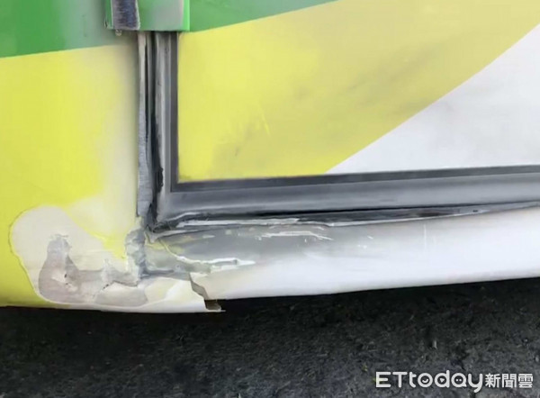 出殯車隊上國道，遊覽車司機突昏迷撞護欄命危。（圖／記者唐詠絮翻攝，以下同）