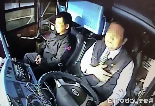 彰化客運司機心臟病發突昏迷撞護欄。（圖／記者唐詠絮翻攝）