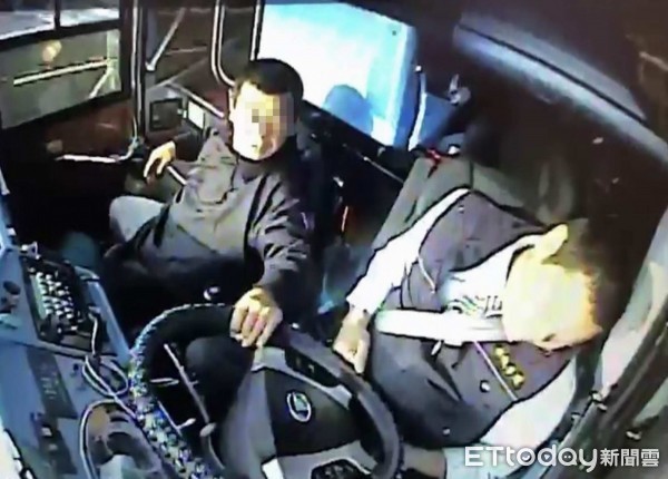 彰化客運司機心臟病發突昏迷撞護欄。（圖／記者唐詠絮翻攝）