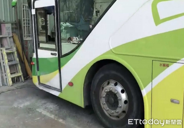 出殯車隊上國道，遊覽車司機突昏迷撞護欄命危。（圖／記者唐詠絮翻攝，以下同）