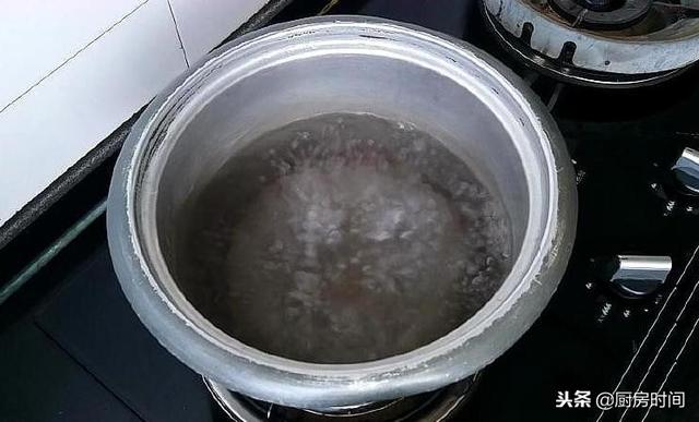 真正煮荷包蛋的方法來了，不需要勺子，一個小動作搞定，快來看看