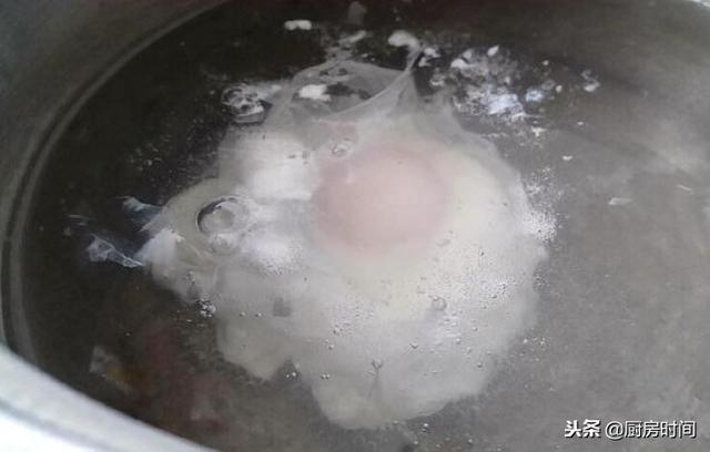 真正煮荷包蛋的方法來了，不需要勺子，一個小動作搞定，快來看看