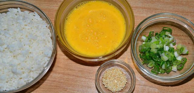 做蛋炒飯時，雞蛋和米飯到底哪個先放？之前沒注意，難怪不好吃！