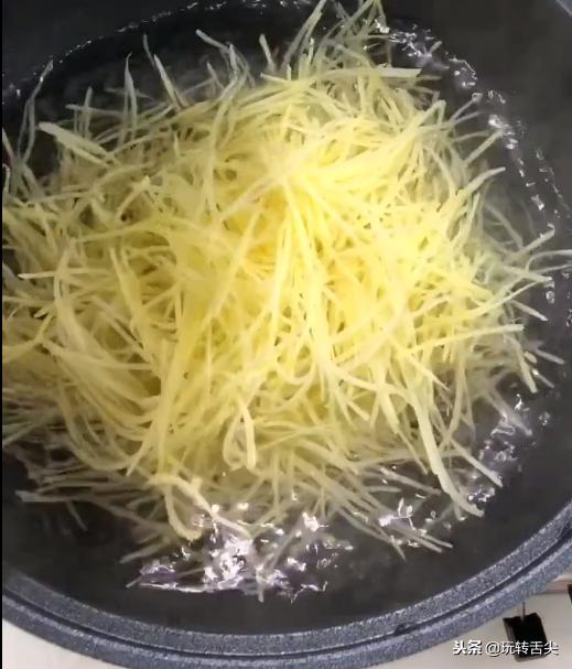 就算是土豆，咱也能吃出新高度！這個土豆新吃法你一定沒試過！